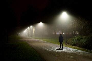 Einsame Person Geht Auf Beleuchteter Straße In Der Dunklen Nach